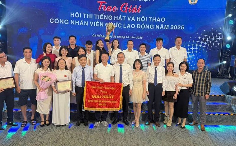 Officers and workers from Uong Bi Thermal Power Company won the First Prize for the whole group. Photo: Viet Ha