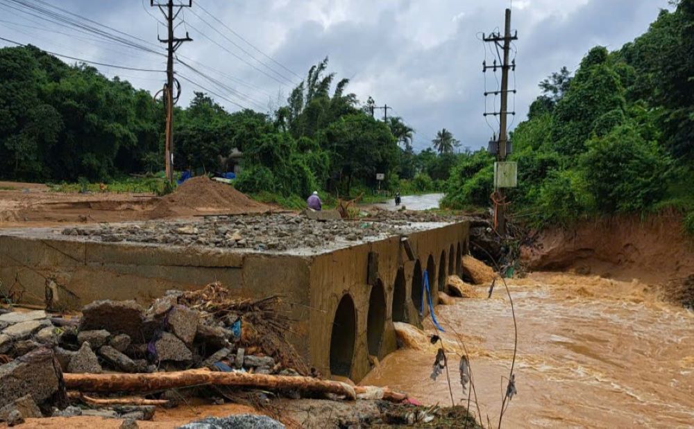 The enterprise committed to building a new bridge after transporting the wind power equipment, but has not done so. In the photo, the temporary bridge of the wind power project is damaged, becoming a dike to prevent floodwater from draining. Photo: Hung Tho