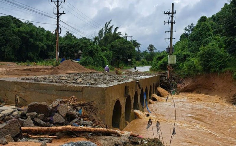 The enterprise committed to building a new bridge after transporting the wind power equipment, but has not done so. In the photo, the temporary bridge of the wind power project is damaged, becoming a dike to prevent floodwater from draining. Photo: Hung Tho