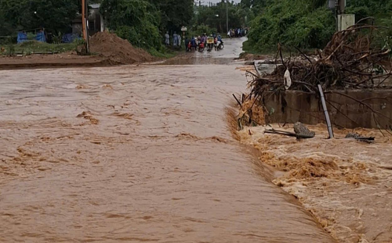 Ngam tran Van Ri bi nuoc lu tran qua, khien nhieu ban lang o xa Huc cu bi co lap. Anh: Hung Tho
