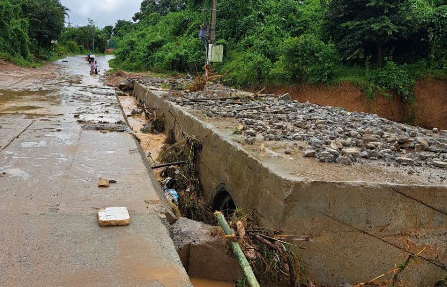 Cau tam cua du an dien gio bi hu hong, tro thanh de ngan rac va can tro thoat nuoc lu. Anh: Hung Tho