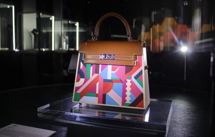 Chiec tui Hermes Kellywood la minh chung cho tinh hoa cua ky thuat che tac, ket hop hai hoa giua go quy va da. Anh: Nguyen Oanh  