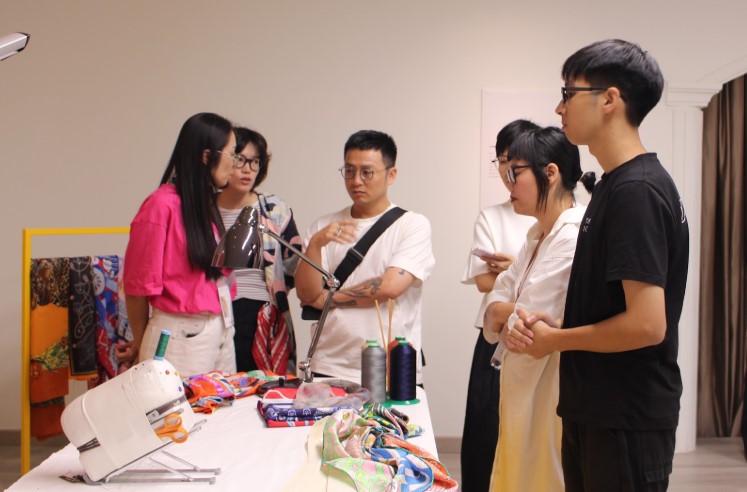 Khach tham quan tim hieu ve ky thuat may vien khan cua thuong hieu Hermes. Anh: Nguyen Oanh 