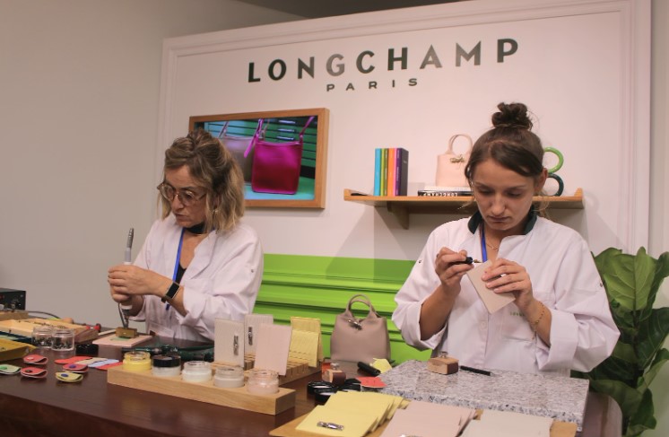 Nghe nhan Longchamp ti mi trong tung khau san xuat. Anh: Nguyen Oanh 