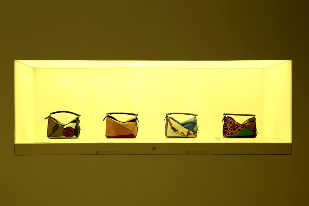 Khach tham quan co co hoi chiem nguong nhung san pham den tu cac thuong hieu noi tieng. Anh: Nguyen Oanh 