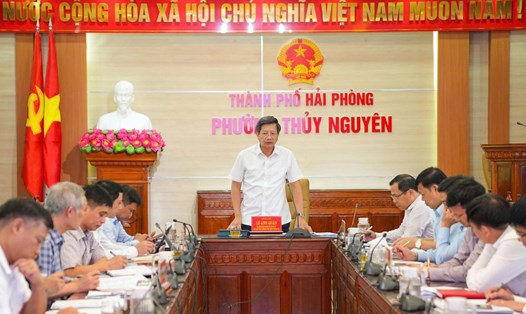 Phó Chủ tịch Thường trực UBND thành phố Lê Anh Quân kiểm tra tiến độ các dự án trọng điểm tại phường Thủy Nguyên. Ảnh: Cổng TTĐT Hải Phòng