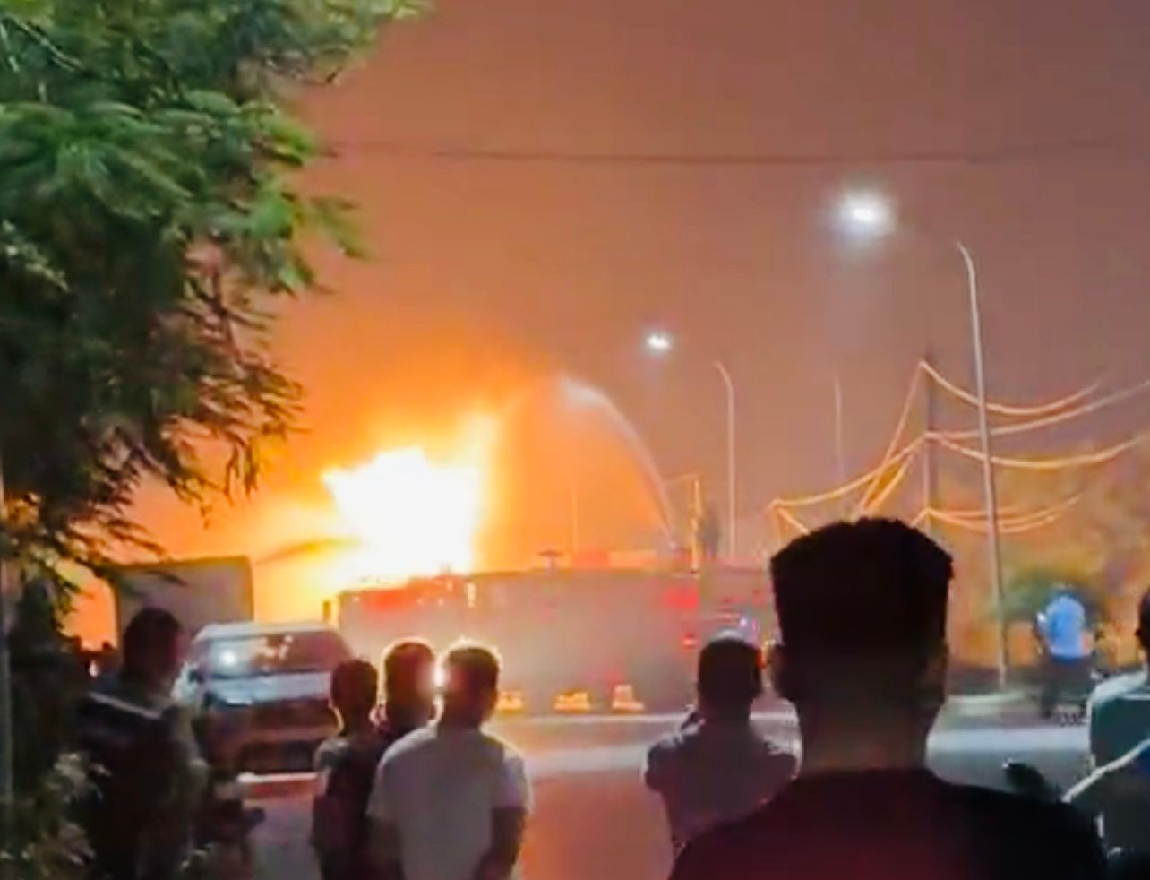 Scene of the tanker truck fire at Pho Noi A Industrial Park (Hung Yen) on the evening of October 28. Photo: People
