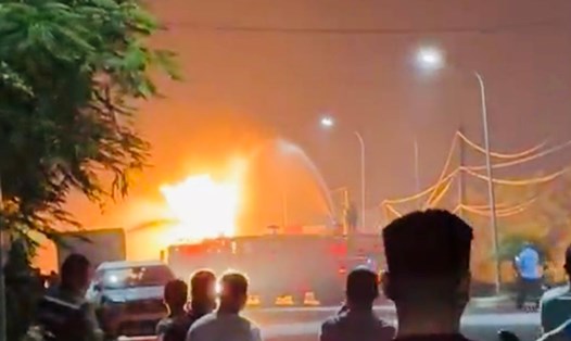 Hiện trường vụ cháy xe bồn tại khu công nghiệp Phố Nối A (Hưng Yên) tối 28.10. Ảnh: Người dân