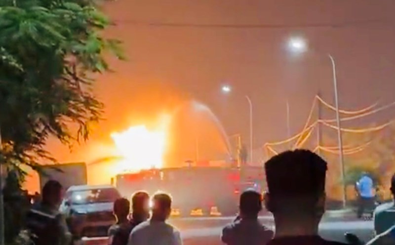 Scene of the tanker truck fire at Pho Noi A Industrial Park (Hung Yen) on the evening of October 28. Photo: People