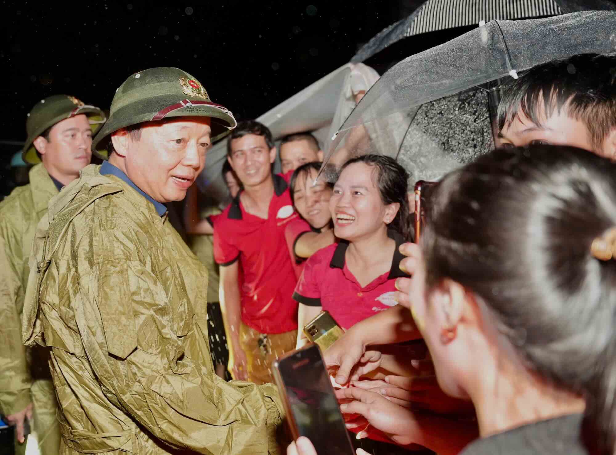 Deputy Prime Minister Tran Hong Ha visited and encouraged people in areas deeply flooded by floods. Photo: N. Minh.