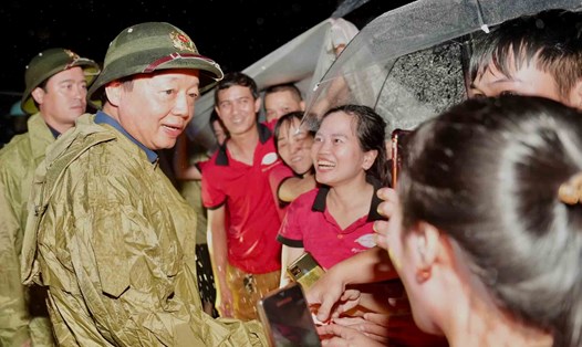 Phó Thủ tướng Trần Hồng Hà thăm hỏi, động viên người dân vùng ngập sâu do mưa lũ. Ảnh: N. Minh.