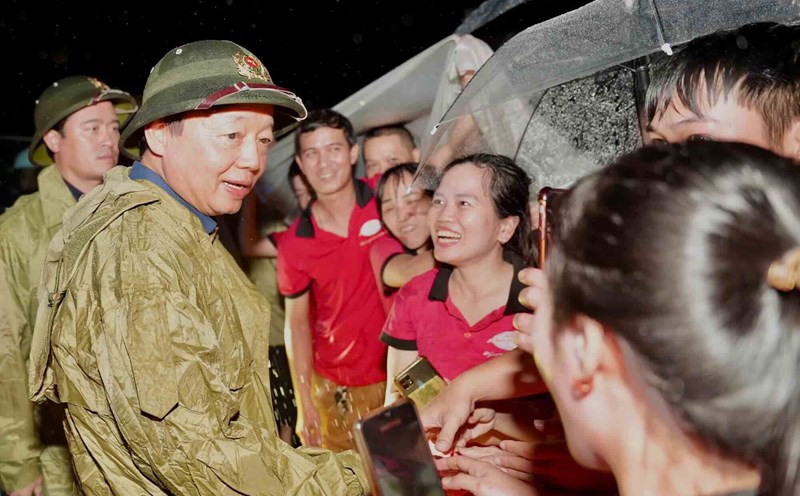 Deputy Prime Minister Tran Hong Ha visited and encouraged people in areas deeply flooded by floods. Photo: N. Minh.