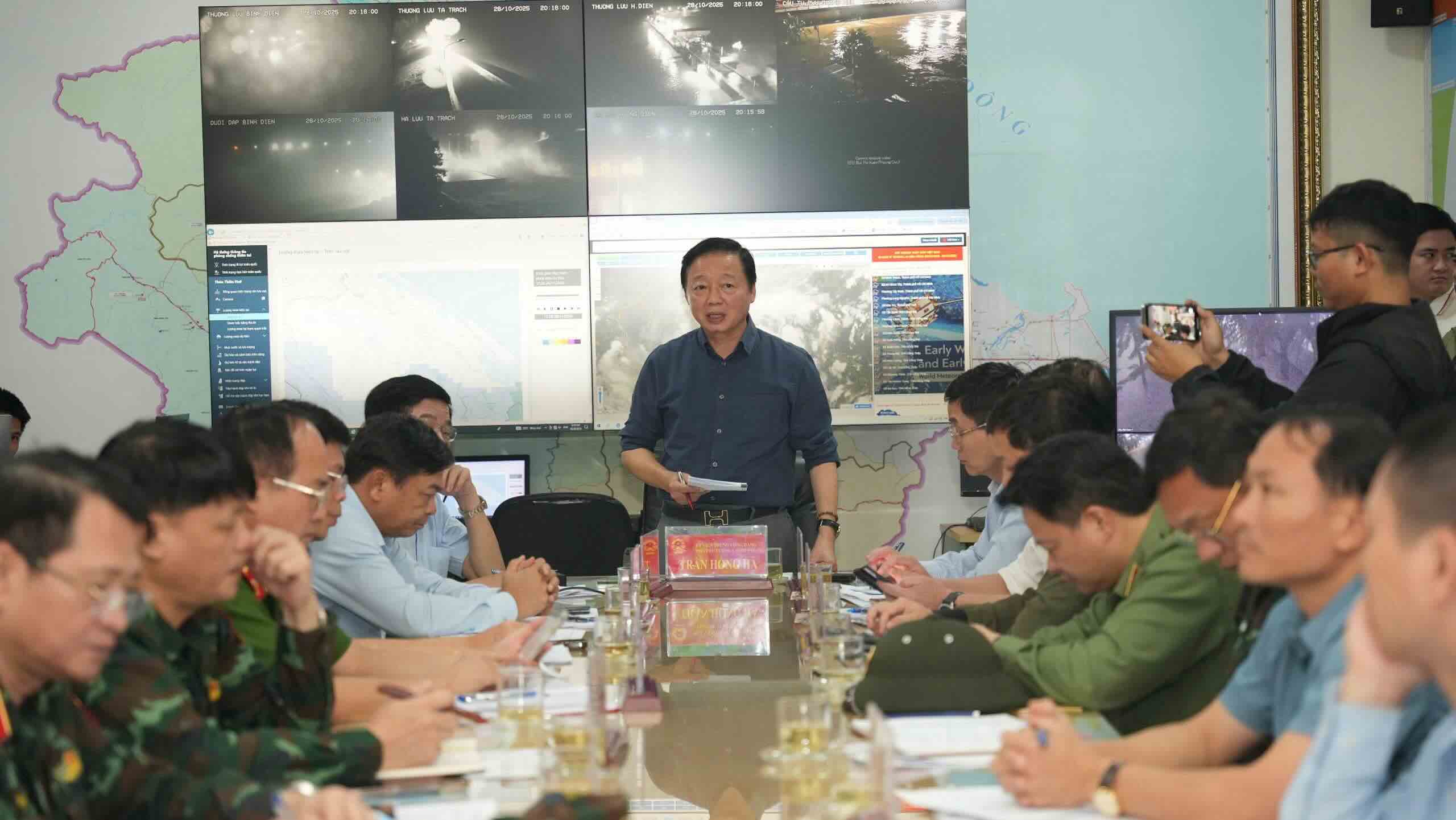 Pho Thu tuong Tran Hong Ha lam viec voi UBND TP Hue ve cong tac ung pho voi dot mua lu dac biet lon xay ra tren dia ban tu ngay 25 - 28.10. Anh: N. Minh.