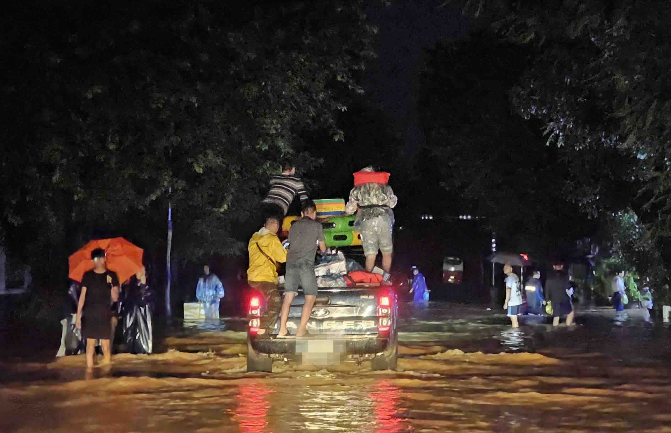 Den toi 28.10, nhieu noi o TP Hue van con ngap sau trong nuoc. Anh: P. Dat.