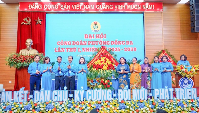 Ms. Nguyen Thi Thu Thuy - Vice President of the Hanoi City Labor Federation (6th from left) on behalf of the City Labor Federation congratulated the first Congress, term 2025 - 2030 of the Dong Da Ward Labor Union. Photo: CDHN