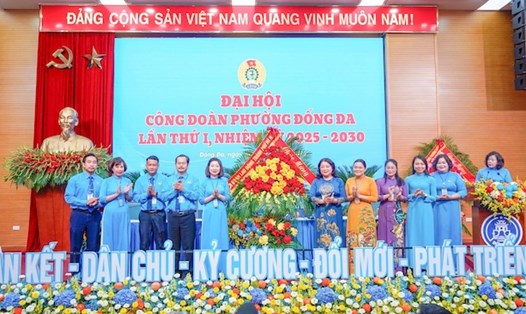 Bà Nguyễn Thị Thu Thủy - Phó Chủ tịch LĐLĐ Thành phố Hà Nội (thứ 6 từ trái sang) thay mặt LĐLĐ Thành phố chúc mừng Đại hội lần thứ nhất, nhiệm kỳ 2025 - 2030 Công đoàn phường Đống Đa. Ảnh: CĐHN