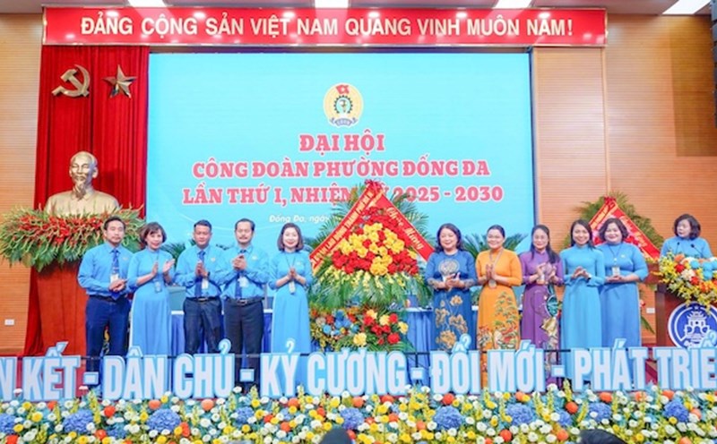Ms. Nguyen Thi Thu Thuy - Vice President of the Hanoi City Labor Federation (6th from left) on behalf of the City Labor Federation congratulated the first Congress, term 2025 - 2030 of the Dong Da Ward Labor Union. Photo: CDHN