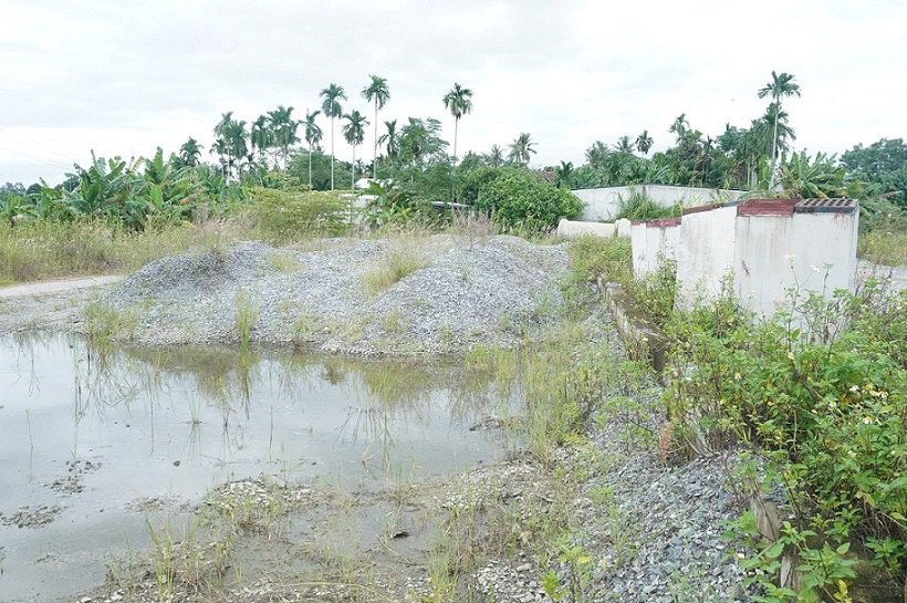 Many people have not yet handed over the site to construct the road project connecting Thach Bich bridge to Tinh Phong, one of the key projects of Quang Ngai province. Photo: Vien Nguyen