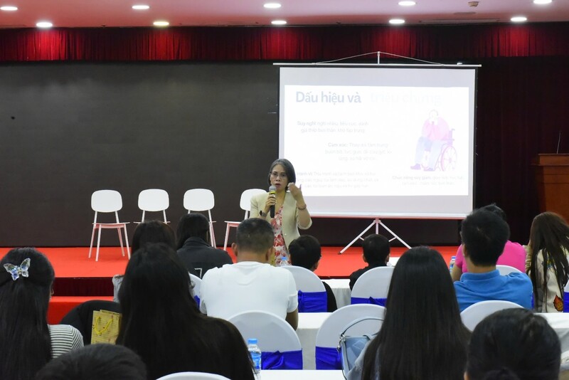 Psychologist Nguyen Thi Thu Hien commented that when a young person changes their communication model from in-person to online, it is necessary to find out the reason why this person refuses to communicate outside. Photo: Ha Nguyen.