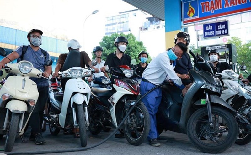 The price of gasoline and oil is forecast to increase by about 750-1,380 VND/liter tomorrow. Photo: Hai Nguyen