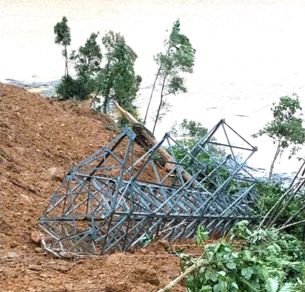 Phuoc Son 110kV 送電線の柱番号 33 - DakMi 4 水力発電所と丘の場所は洪水によって浸食されました。写真：PCダナン