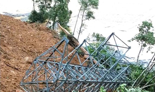Cột số 33 đường dây 110kV Phước Sơn – thủy điện ĐăkMi 4 và vị trí đồi bị sạt lở do mưa lũ. Ảnh: PC Đà Nẵng