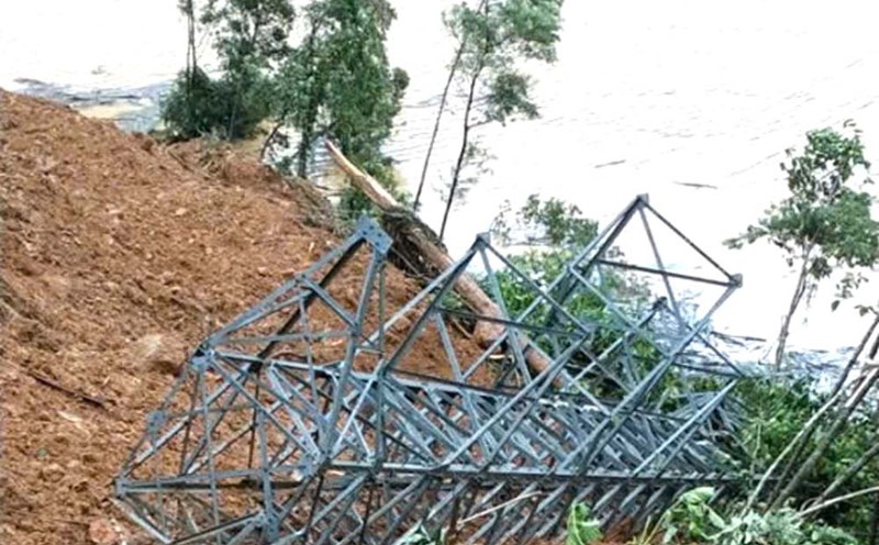pole No. 33 of the 110kV Phuoc Son - Dak Mi 4 hydropower line and the location of the hill that was eroded due to floods. Photo: PC Da Nang