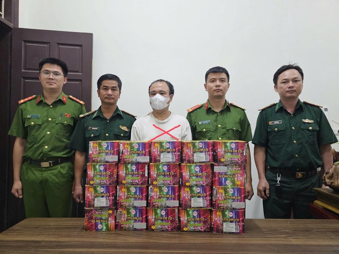 Đối tượng Lê Văn Cầm bị bắt cùng tang vật hơn 23kg pháo nổ. Ảnh: Ngọc Anh
