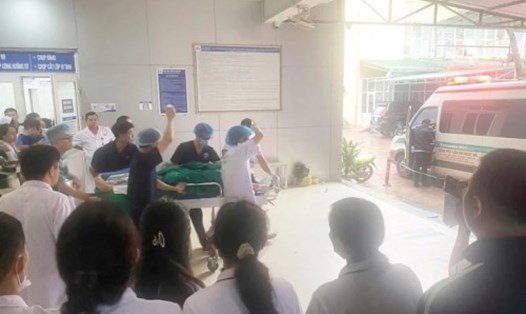 Y bác sĩ Bệnh viện Sản Nhi Nghệ An khẩn trương cấp cứu nạn nhân bị đối tượng dùng hung khí tấn công. Ảnh: Ngọc Anh