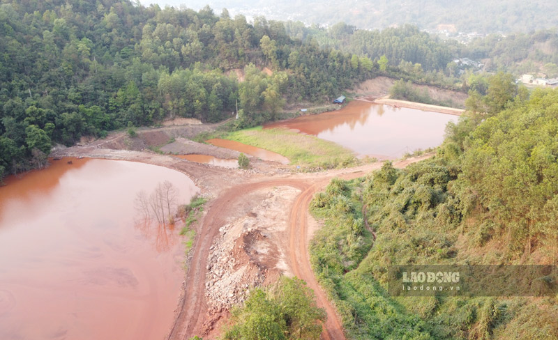 Song gan mo sat nhieu nguoi dan lo ngai van de moi truong. Anh: Tan Van