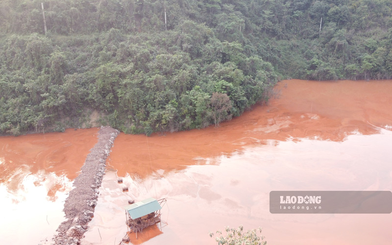 Nuoc quanh mo mang mot mau do quach. Anh: Tan Van
