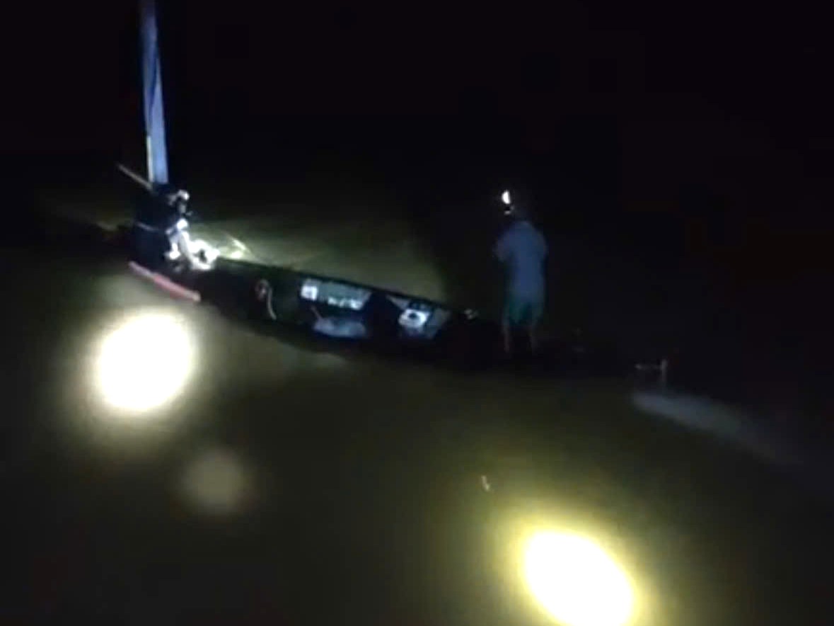 Momento en que un hombre arrastrado por las inundaciones abraza un poste de electricidad esperando para rescatar en medio de la noche en Da Nang. Foto: Mai Vy