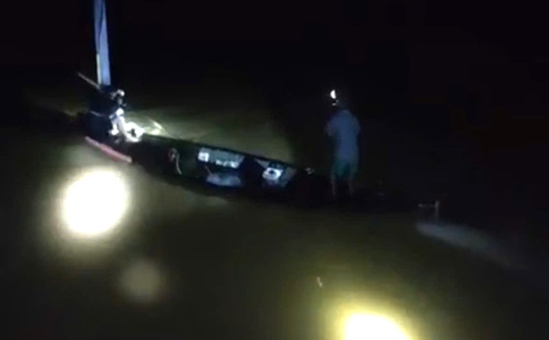 The moment a man was swept away by floodwaters, holding an electric pole waiting to be rescued in the middle of the night in Da Nang. Photo: Mai Vy