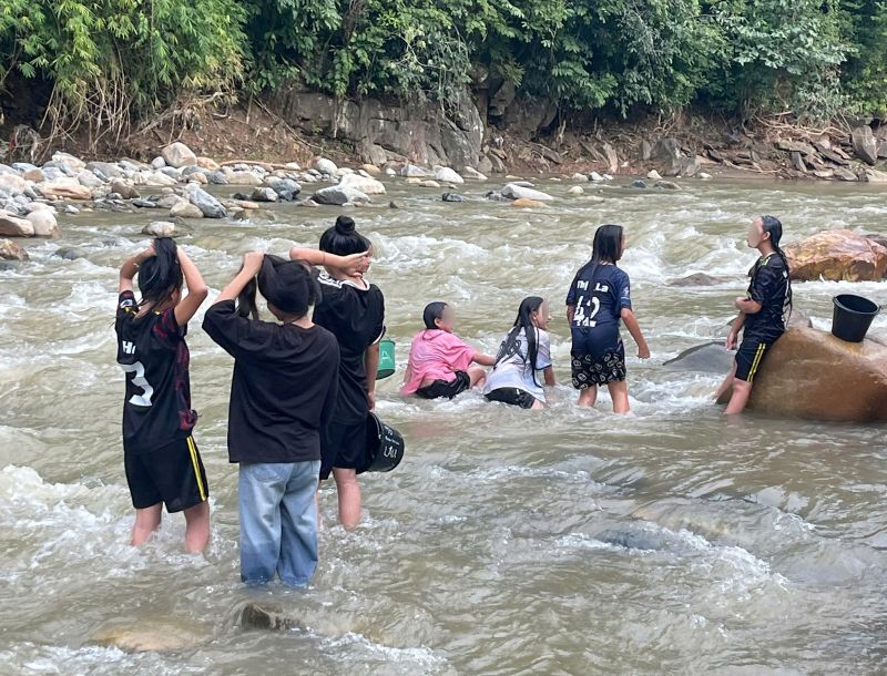 Do thieu nuoc sinh hoat, cac hoc sinh Truong Pho thong Dan toc noi tru THCS Muong Lat phai ra suoi tam giat. Anh: Minh Hoang 