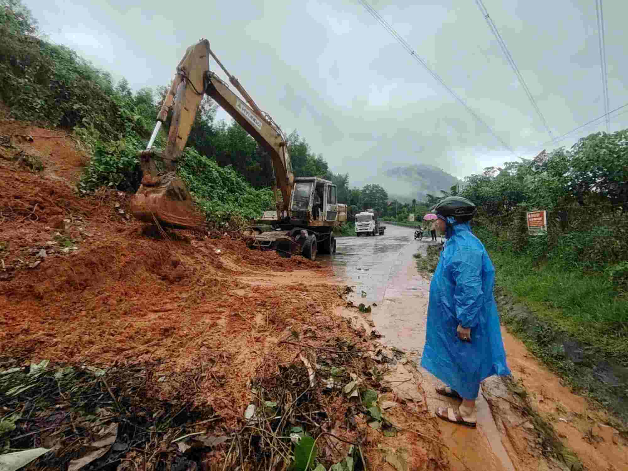 Sat lo, gay ach tac hoan toan tren deo Lo Xo, duong Ho Chi Minh - doan Da Nang di Kon Tum, tinh Quang Ngai.  Anh: Nguyen Than