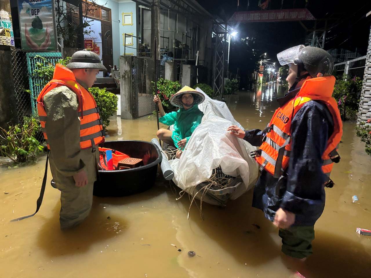 Les forces armees aident les habitants a echapper aux inondations dans la commune de Thuong Duc, Da Nang. Photo de : Thanh Tuan
