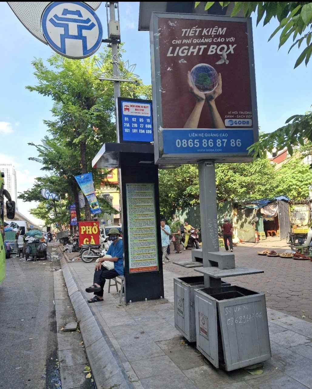 An abandoned, foul-smelling technology trash can right next to the bus waiting station was reported by people on the Hanoi application.