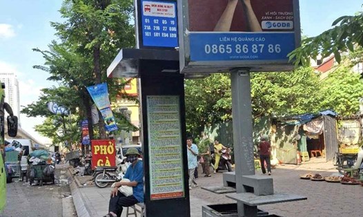 Một thùng rác công nghệ bị bỏ không, bốc mùi ngay cạnh trạm chờ xe buýt được người dân phản ánh trên ứng dụng Hanoi.