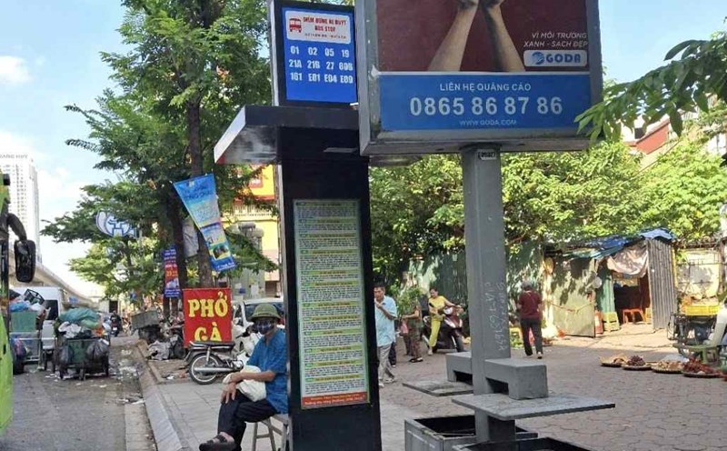 An abandoned, foul-smelling technology trash can right next to the bus waiting station was reported by people on the Hanoi application.
