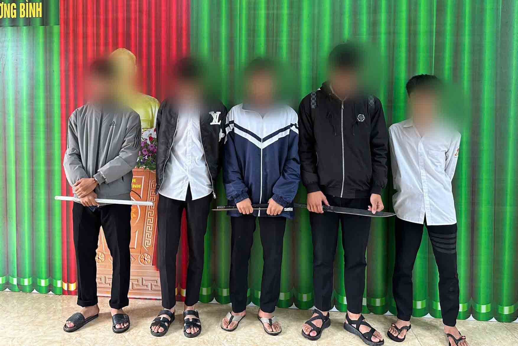 Nhóm học sinh hẹn nhau hỗn chiến đã bị ngăn chặn, triệu tập để xử lý. Ảnh: Công an Hà Tĩnh.