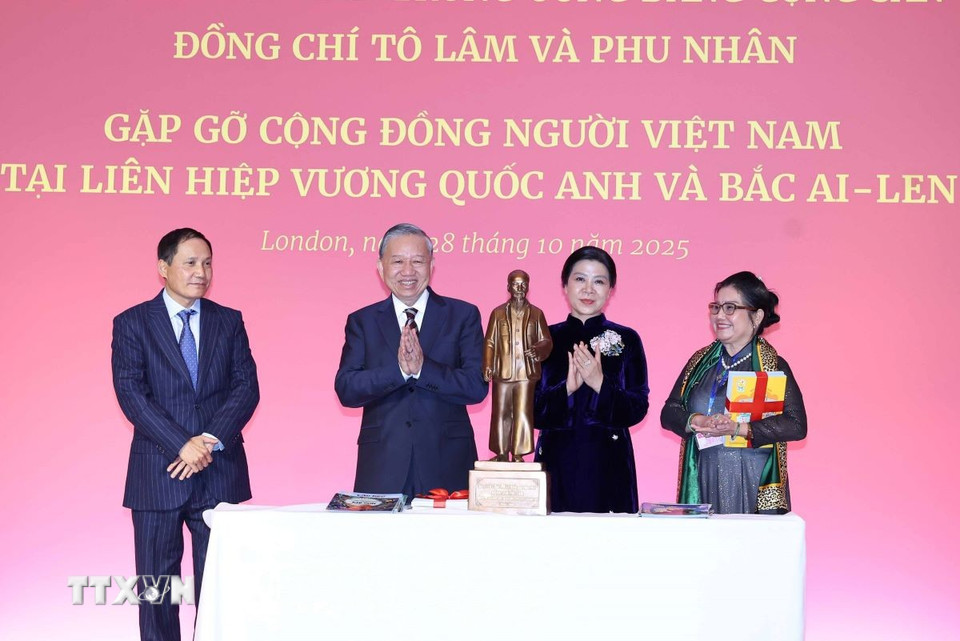General Secretary To Lam and his wife presented a statue of President Ho Chi Minh to the Vietnamese Embassy in the UK. Photo: VNA