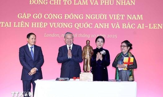 Tổng Bí thư Tô Lâm và Phu nhân tặng bức tượng Chủ tịch Hồ Chí Minh cho Đại sứ quán Việt Nam tại Anh. Ảnh: TTXVN