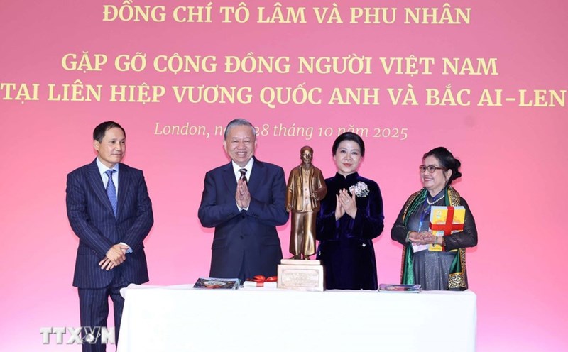 General Secretary To Lam and his wife presented a statue of President Ho Chi Minh to the Vietnamese Embassy in the UK. Photo: VNA