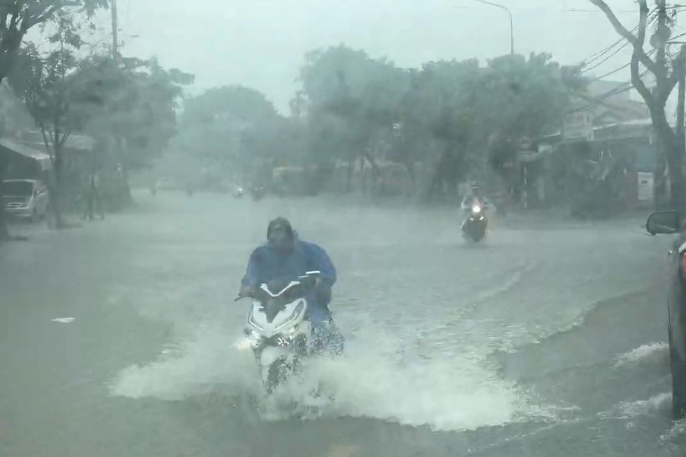 Da Nang continues to have heavy rain, warning of flash floods and landslides. Photo: Tran Thi