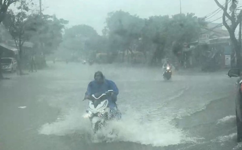 Da Nang continues to have heavy rain, warning of flash floods and landslides. Photo: Tran Thi