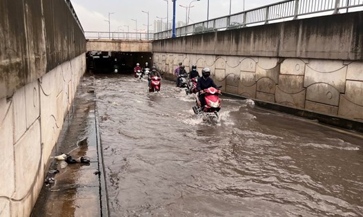 Nước ngập sâu ở hầm chui trước Bến xe Miền Đông mới, TPHCM. Ảnh: Minh Tâm