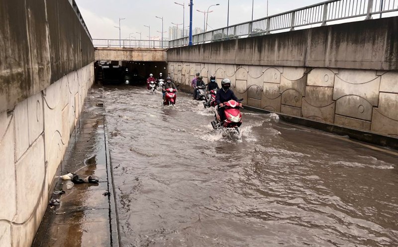 Inundaciones profundas en el sotano frente a la nueva estacion de autobuses Mien Dong Ciudad Ho Chi Minh. Foto: Minh Tam