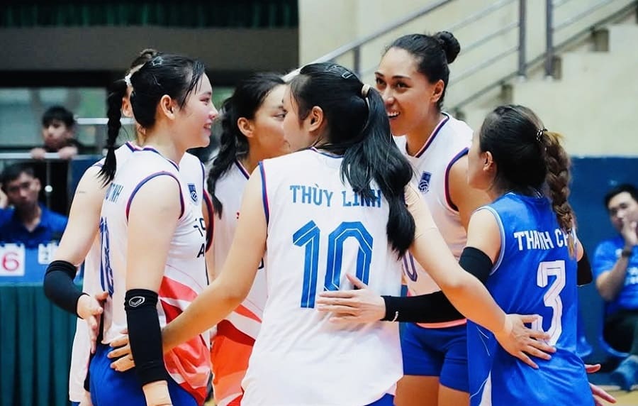 L'equipe de volleyball feminin de Hanoï s'est qualifiee pour les quarts de finale du tournoi de cette annee a Ha Tinh. Photo : Bong chuyen Viet Nam