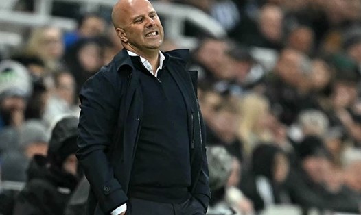 Arne Slot đang gặp vô số vấn đề với Liverpool. Ảnh: AFP