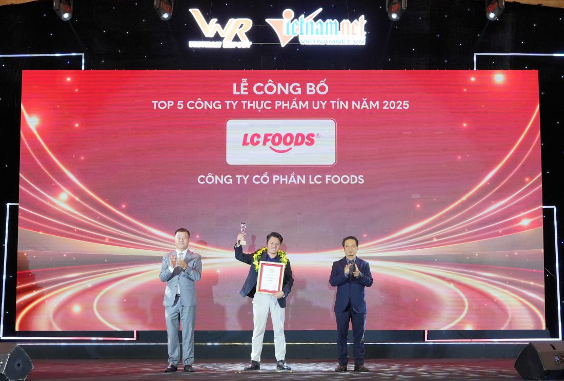 Ong Le Van Son - Pho Tong Giam doc thuong truc Cong ty CP LC Foods nhan vinh danh top 5 Thuc pham uy tin Vietj Nam - Nganh Thuc pham che bien san ngay 28.10.2025. Anh: Vietnam Report